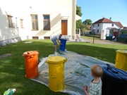 Společné odpoledne rodičů a dětí - natírání popelnic